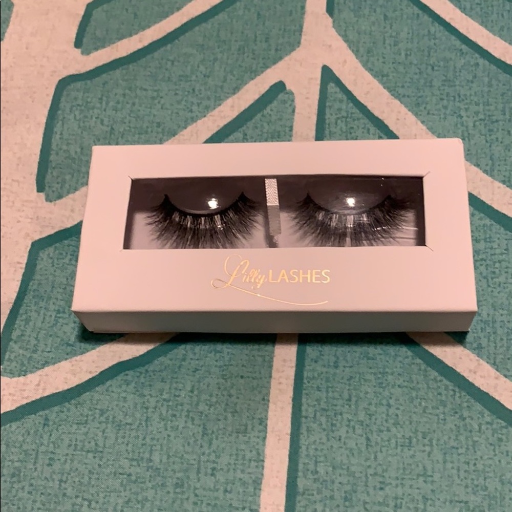 Lilly lashes Miami Lite